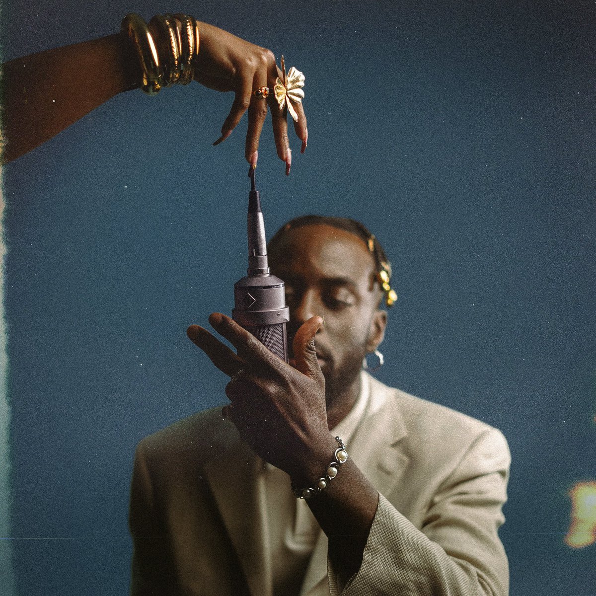 PALACEPROD's tweet image. Quoi de mieux que le retour d’Izaya pour célébrer la saison des amours ? ♥️

Découvrez dès maintenant son nouveau single « Toi » disponible partout ! 

👉 demain.ffm.to/izaya-toi

📸 Johnny Boy
🎹 Izaya / Leoh / A2H