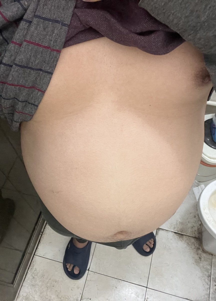 VLeparod's tweet photo. When you stuff yourself every day and don't go to the bathroom be like：
（How many days will my belly explode？🤔） https://t.co/i8As4IN9RF