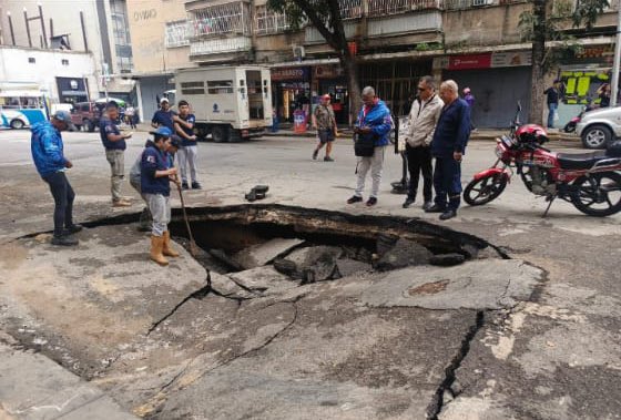 En la mañana de hoy cedió parte del pavimento en la Av Solano. 

Par de vehículos involucrados, pero fueron sacados posteriormente con grúa.

#Caracas #Solano
