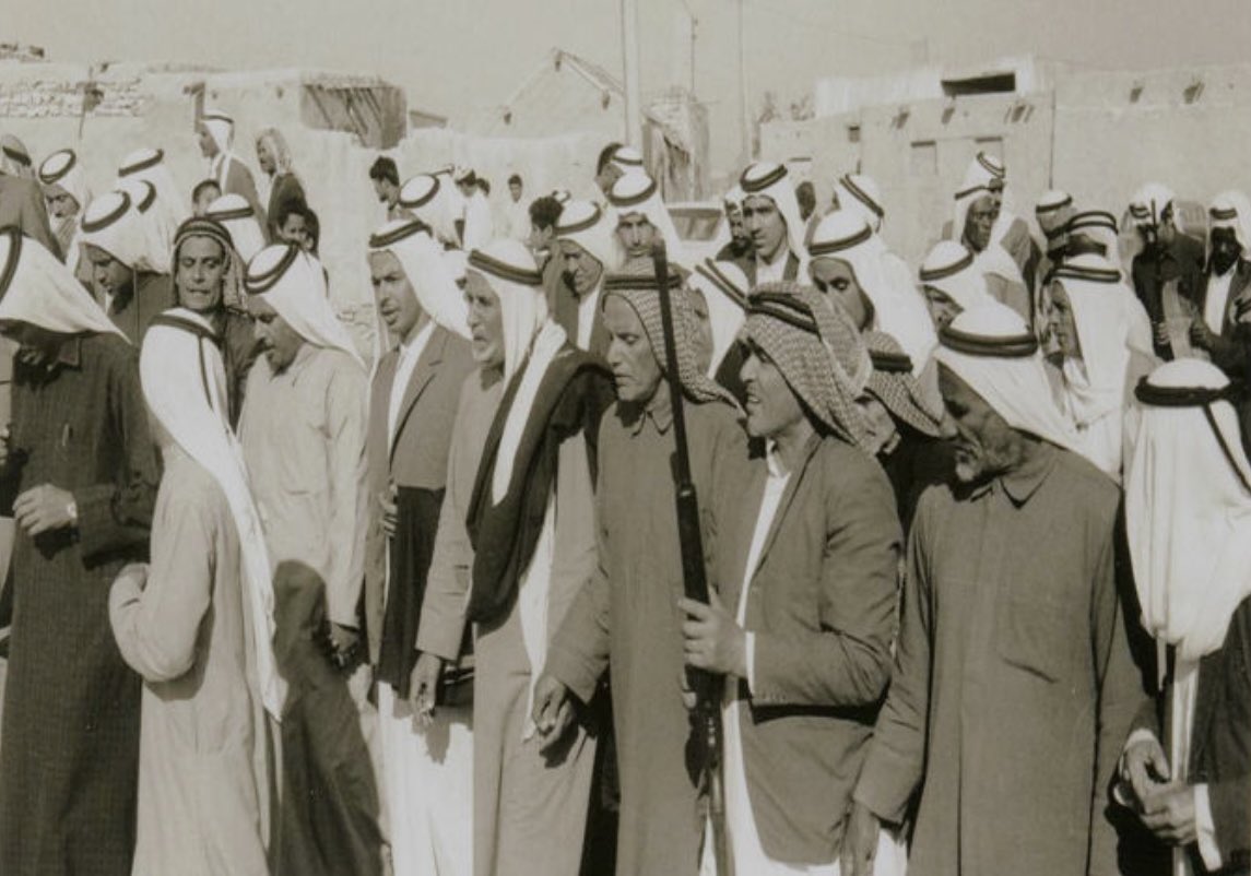 رجال الخور الأوفياء : 
صورة لإحدى المناسبات بمدينة الخور بالسبعينات تجمع عدد من ابهاتنا الله يرحمهم .. حيث كانوا على قلب رجل واحد في جميع المناسبات تجدهم أول الحاضرين والمشاركين .. كنا صغار لكن نتذكرهم واحد واحد الله يرحمهم ويغفر لهم ويسكنهم فسيح جناته يارب 🤲👋تحياتي