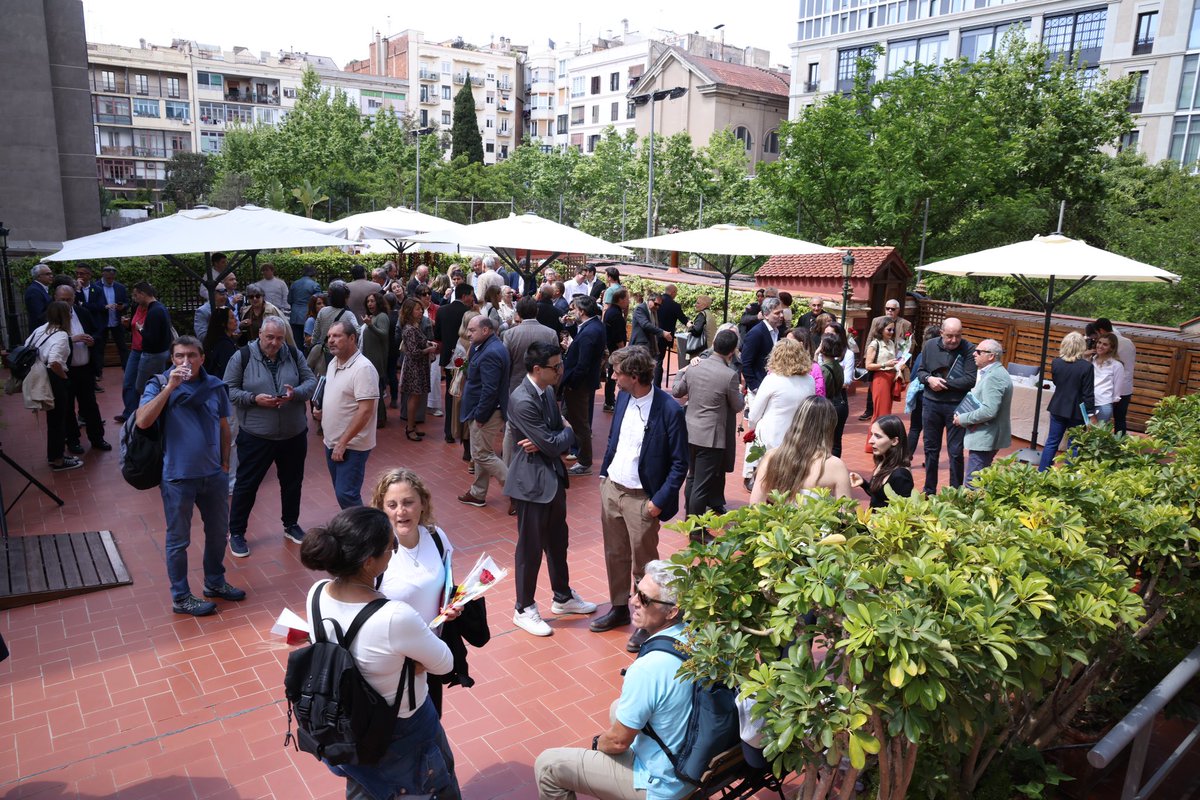 fcdehockey's tweet image. Avui hem celebrat Sant Jordi a la @UFECcat

📚 El president de la @fcdehockey, Xavier Adell, ha fet entrega del llibre “El Hockey a Catalunya” a l’associació argentina @estiload

Reforçant els lligams entre el #HockeyCatalà i un país amb una gran tradició en el món del hockey