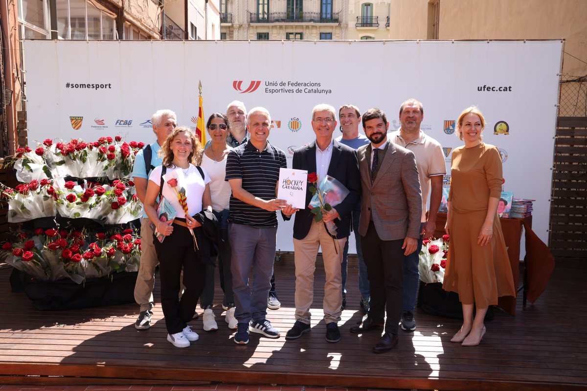 fcdehockey's tweet image. Avui hem celebrat Sant Jordi a la @UFECcat

📚 El president de la @fcdehockey, Xavier Adell, ha fet entrega del llibre “El Hockey a Catalunya” a l’associació argentina @estiload

Reforçant els lligams entre el #HockeyCatalà i un país amb una gran tradició en el món del hockey