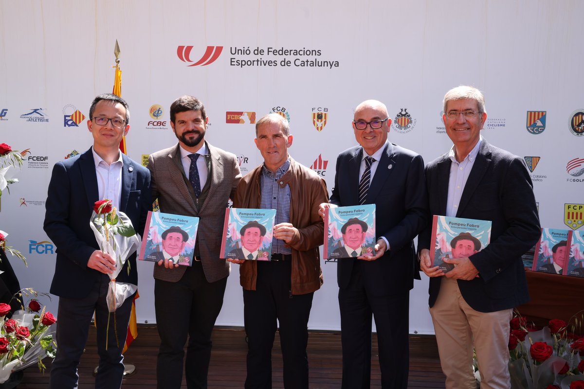 fcdehockey's tweet image. Avui hem celebrat Sant Jordi a la @UFECcat

📚 El president de la @fcdehockey, Xavier Adell, ha fet entrega del llibre “El Hockey a Catalunya” a l’associació argentina @estiload

Reforçant els lligams entre el #HockeyCatalà i un país amb una gran tradició en el món del hockey