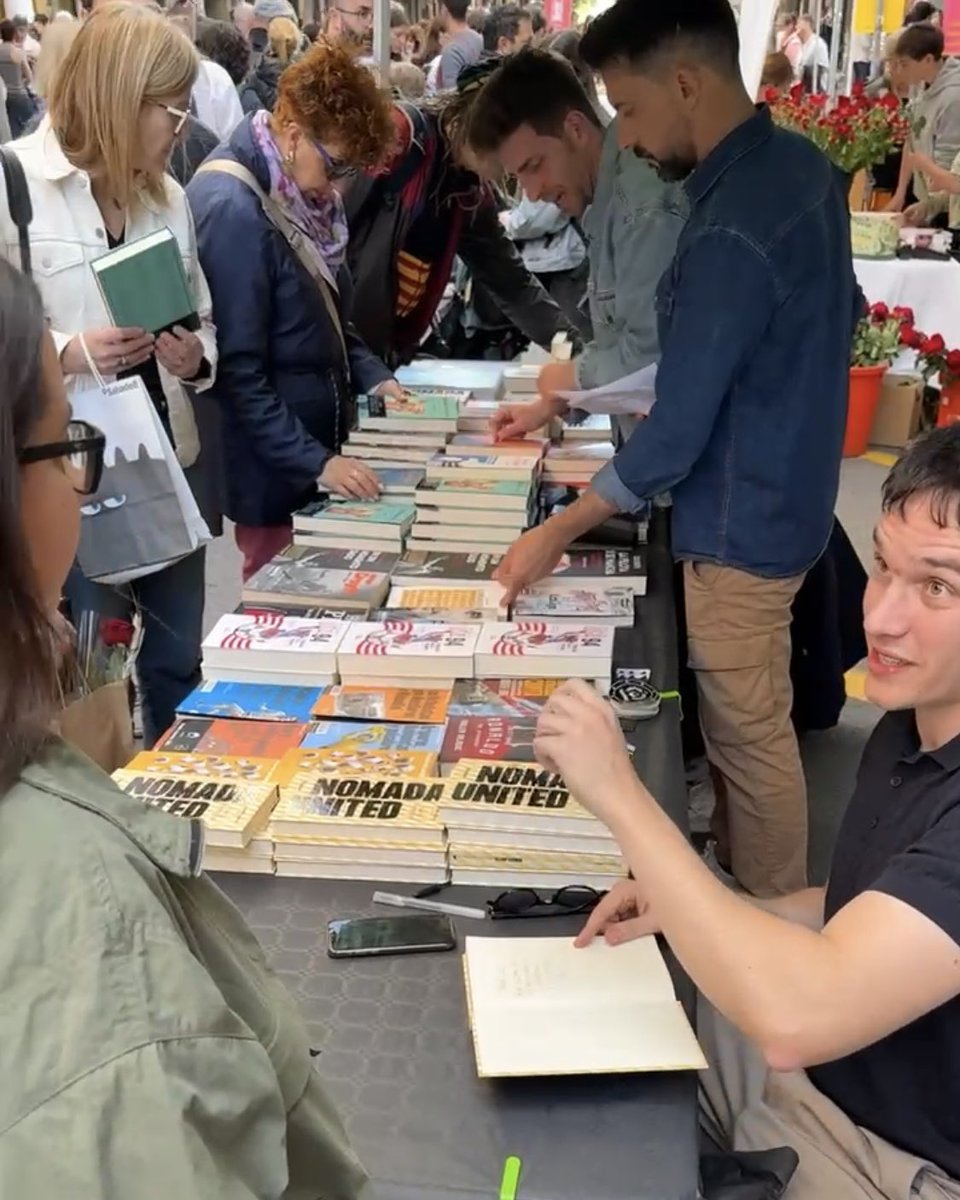 nacho8gonz's tweet photo. Había estado mucho aquí, pero ninguna como hoy. Se acaba mi primer Sant Jordi y ya quiero el siguiente.

Muchas gracias a todos los que habéis venido. Entre el ambiente, mis panas de @RevistaPanenka, la de gente que se ha pasado y poder ver a mi familia de Barcelona, día de 10 🌹 https://t.co/RYBsPQleKQ