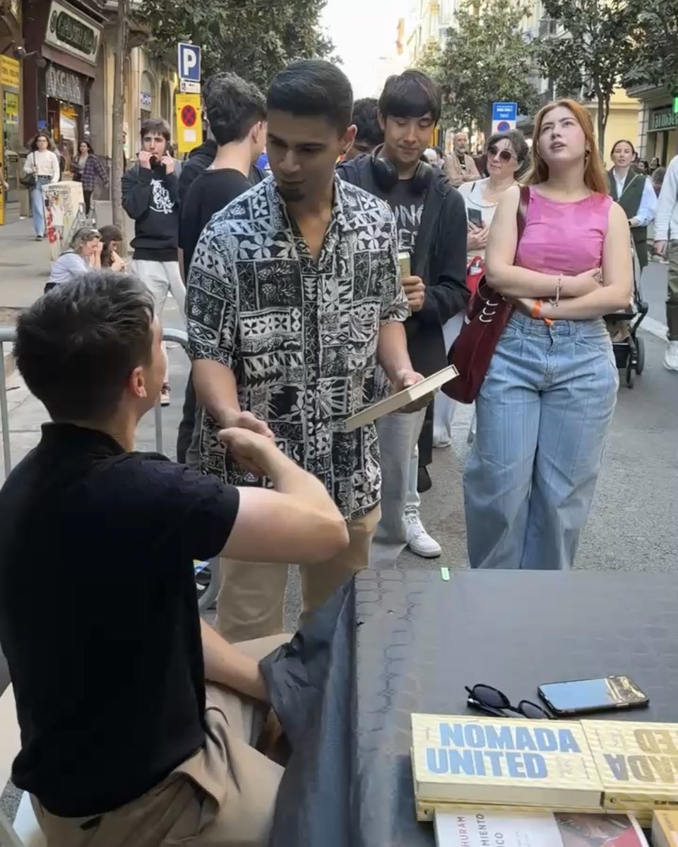 nacho8gonz's tweet photo. Había estado mucho aquí, pero ninguna como hoy. Se acaba mi primer Sant Jordi y ya quiero el siguiente.

Muchas gracias a todos los que habéis venido. Entre el ambiente, mis panas de @RevistaPanenka, la de gente que se ha pasado y poder ver a mi familia de Barcelona, día de 10 🌹 https://t.co/RYBsPQleKQ