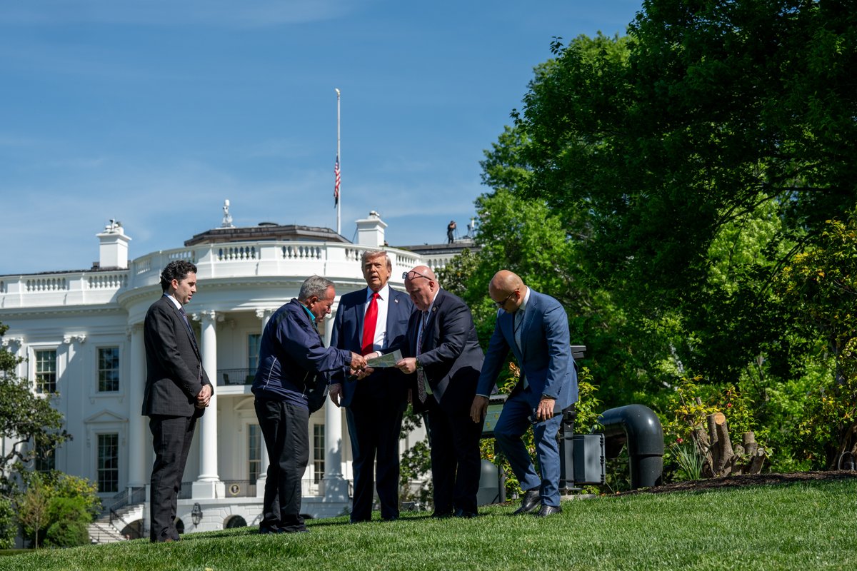 "We're putting up a beautiful, almost 100-foot-tall American flag on this side, and another one on the other side — top-of-the-line, paid for by Trump." - President Donald J. Trump 

🇺🇸🇺🇸🇺🇸