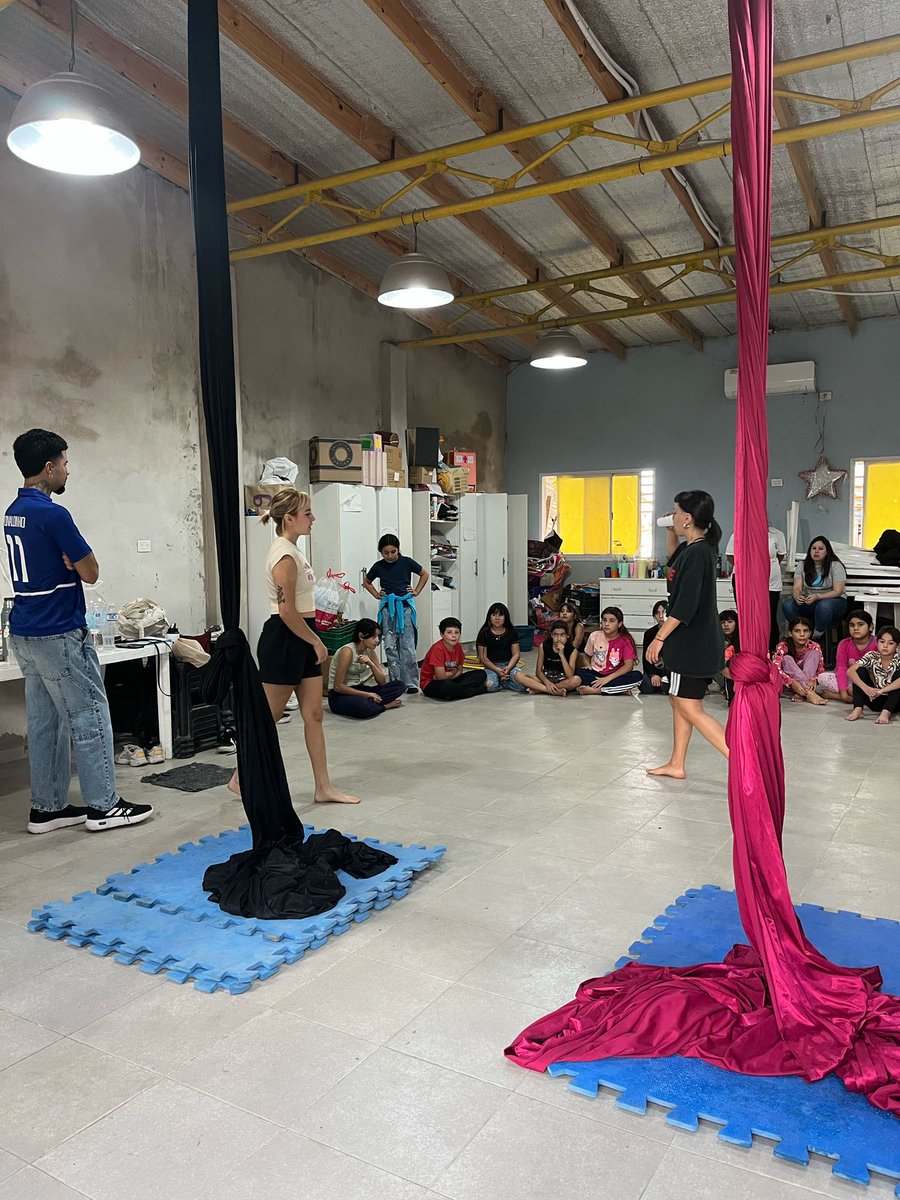 Con los chicos y chicas de 6 a 13 años nos animamos a volar, gracias a las chicas de <a href="/area/">area</a>.activa @aggusluz @sofiabp87
Después, el desafío fue otro: acompañar en matemáticas, reforzar lo aprendido, buscar nuevas formas de entender, pero sobre todo, de creer en uno mismo.