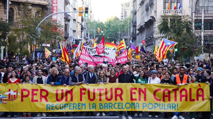 cridacridacrida's tweet photo. Llibre, rosa i mani! 🐉🌹

Per la normalització del català, pels drets lingüístics de totes i totis, contra un model turístic i un capitalisme rosa que ens ofeguen

#SantJordiperlaLlengua! 🏳️‍🌈 🏳️‍⚧️ https://t.co/yE1U76qWsc