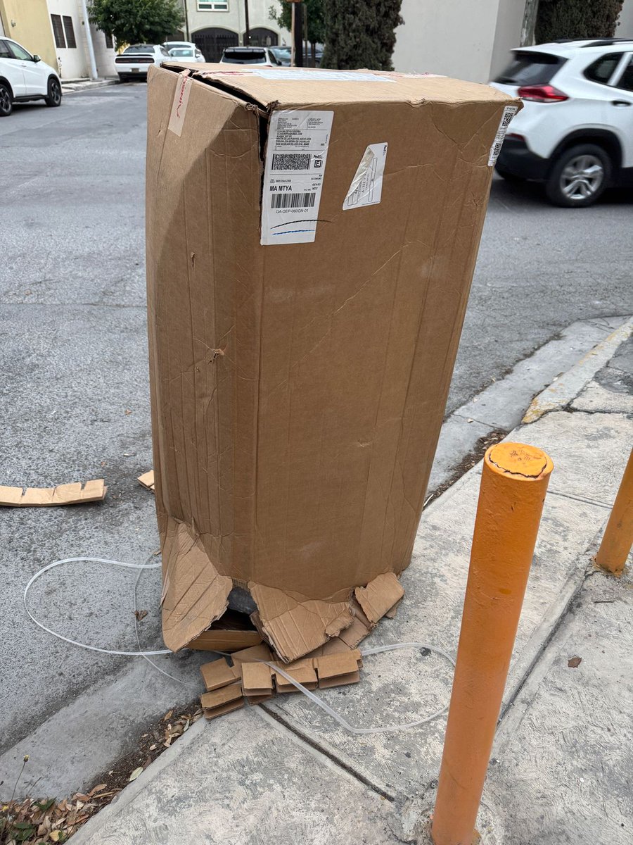 cesalas05's tweet photo. @liverpoolmexico tiene el peor servicio por internet, hice una compra y me entregaron la caja completamente rota! De verdad háganse un favor y nunca compren en Liverpool, caro y malo. https://t.co/V5oObuVYOV