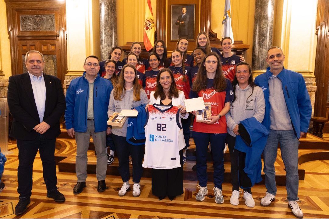 ConcelloCoruna's tweet photo. 🏀 A alcaldesa, Inés Rey, recibiu al Club Maristas Coruña logo da clasificación do seu equipo absoluto feminino para a fase de ascenso a LF Challenge

🤝  Rey desexou sorte ao club, que tamén afronta o ascenso a 1ª Nacional Masculina, e celebrou o éxito da súa base https://t.co/0SAEqTqNi2