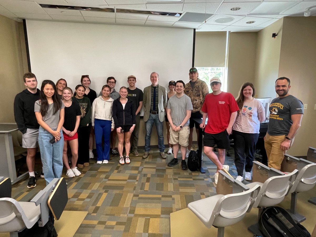 Sharing a global perspective, Aaron Annable of the Canadian Consulate in Chicago visits MU students to discuss Canadian politics and government.