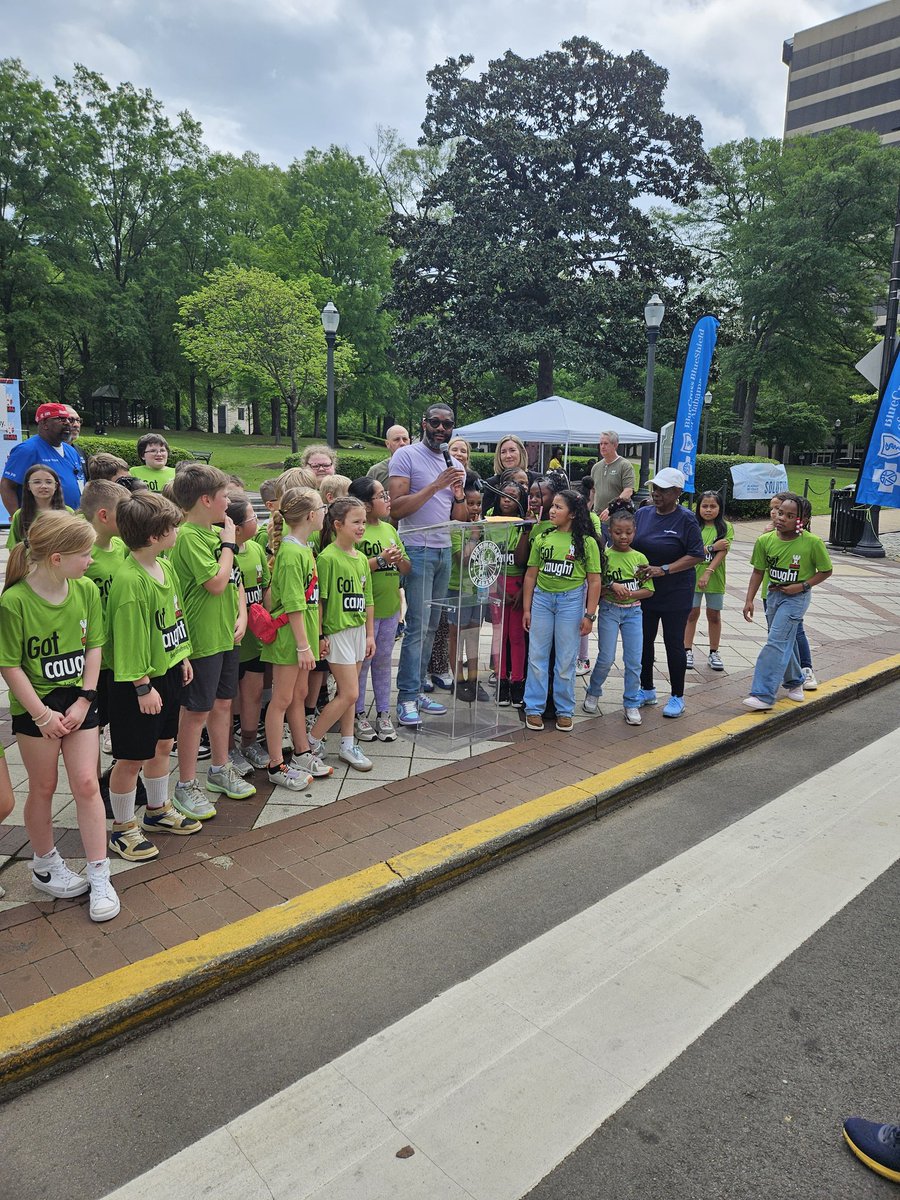 shuff13's tweet image. What a fun day getting caught doing something healthy at Linn Park. HEAL United Walk at Lunch! BCS Strong! @asahperd @BhamCitySchools @DrMarkSullivan @HEAL_United @jt1603 @NAHPL_ST @prwill1052