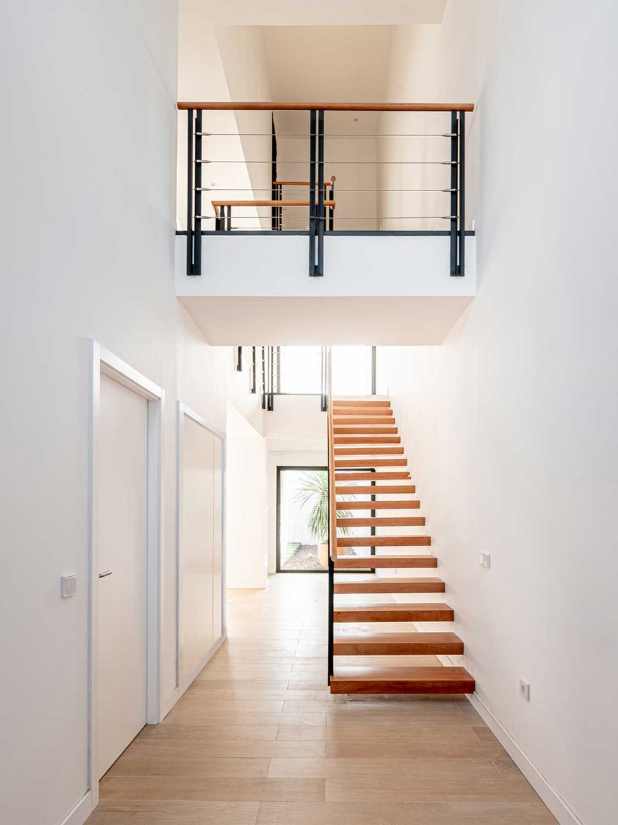 La Casa Escondida (San Cristóbal de La Laguna, Tenerife, España) por <a href="/MakinMolowny/">Makin Molowny Portela</a>. Más info, fotos, planos: arquimaster.com.ar/web/la-casa-es… La vivienda se concibe como un abrigo que se resguarda del exterior, mientras se abre generosamente a las vistas imponentes (Foto: © Flavio Dorta).