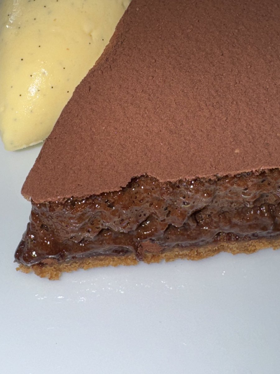 Tarta de xocolata i gelat de vainilla. La més plagiada del món mundial 👨‍🍳 #Ambroisie #Paris 🇫🇷