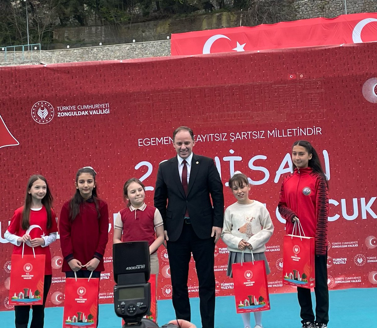 İl Millî Eğitim Müdürlüğü tarafından düzenlenen "23 Nisan Ulusal Egemenlik ve Çocuk Bayramı" temalı resim yarışmasında il 3.sü olan öğrencimiz Beste Gidici'yi tebrik ediyor, başarılarının devamını diliyoruz 🥉 <a href="/tcmeb/">Millî Eğitim Bakanlığı</a> @BilsemMeb <a href="/TC_Zonguldak/">Zonguldak Valiliği</a> <a href="/ZonguldakMEM/">Zonguldak İl Millî Eğitim Müdürlüğü</a>