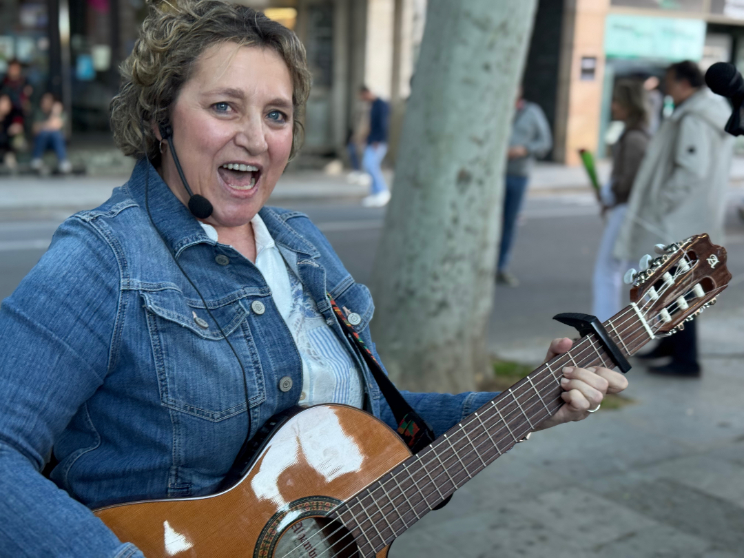 Meravellosa actuació de la cantautora Sissa Viva a la parada ART DE FRONTERA, aquest vespre a l'avinguda de Francesc Macià de Lleida.
#santjordi2025 #diadelllibre #llibres #lletrescatalanes #art #artsocial #poesia #recital #cançó #poesiavisual #artdefrontera