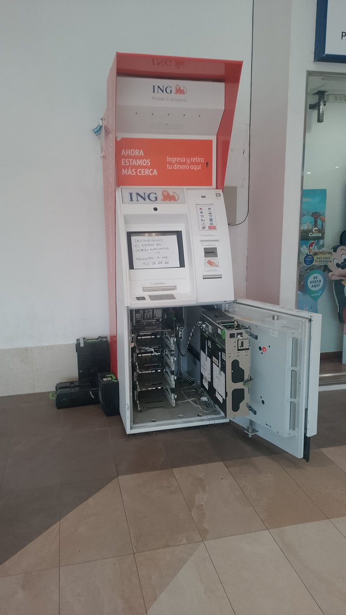 cip_alge's tweet photo. @ING_es el único cajero de Algeciras lleva así dos días , dos días que no he podido ingresar dinero que necesitaba ingresar. Llamo y no contestais. #algeciras #ing #cajero https://t.co/Zakz3FLzps