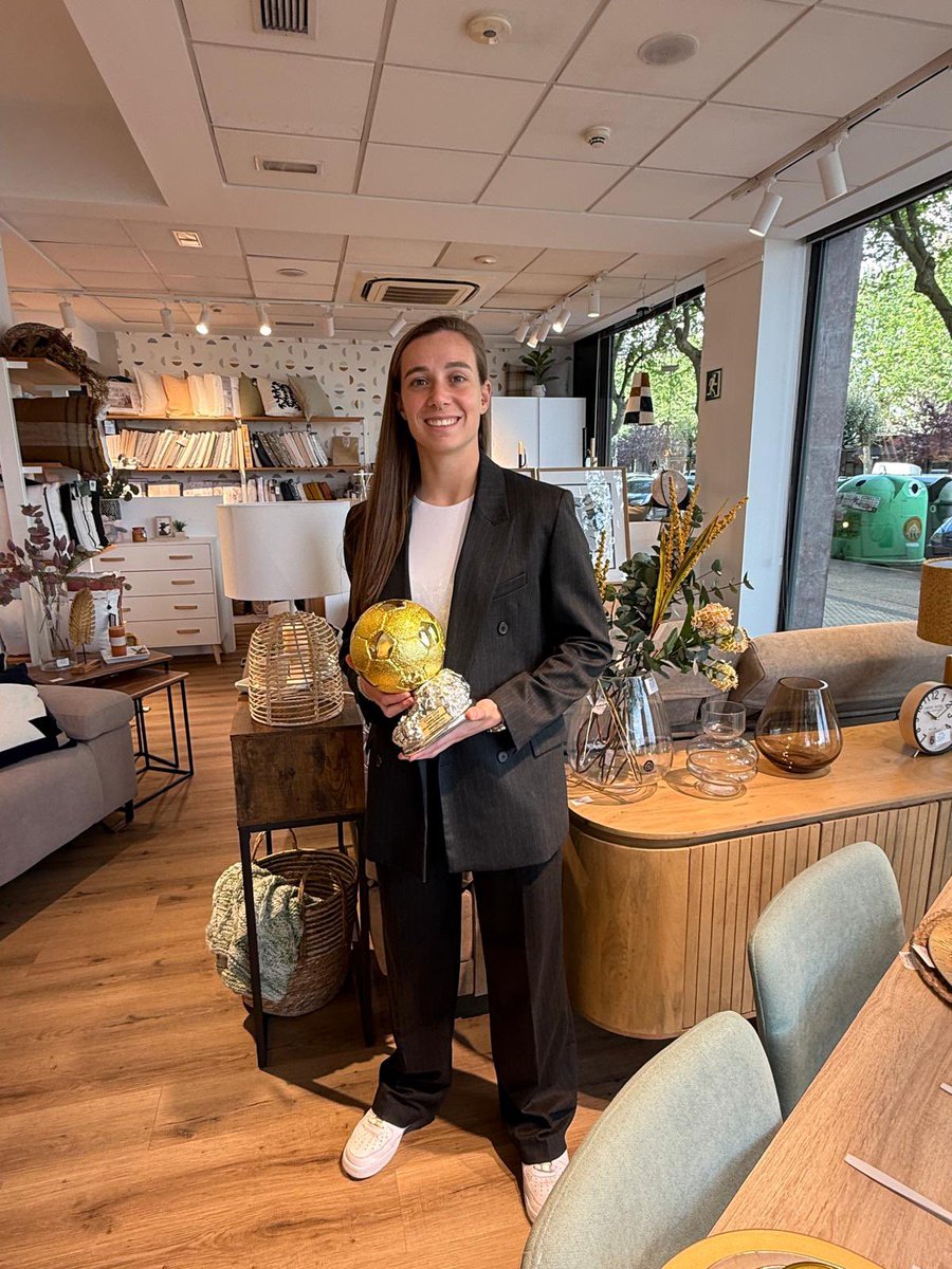RMDonostia's tweet photo. 🛋️ Ayer le entregamos a Elene Lete su trofeo Deskontalia Home como mejor jugadora de la Real Sociedad de la temporada pasada. Zorionak Elene! 

🧤@ParaLete 
🏆 @deskontalia
📻 @RadioMARCA https://t.co/cdKamuKUWR