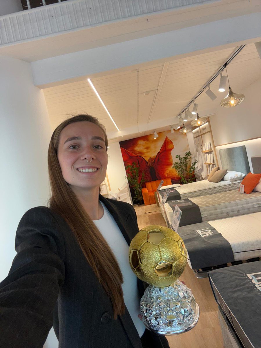 RMDonostia's tweet photo. 🛋️ Ayer le entregamos a Elene Lete su trofeo Deskontalia Home como mejor jugadora de la Real Sociedad de la temporada pasada. Zorionak Elene! 

🧤@ParaLete 
🏆 @deskontalia
📻 @RadioMARCA https://t.co/cdKamuKUWR