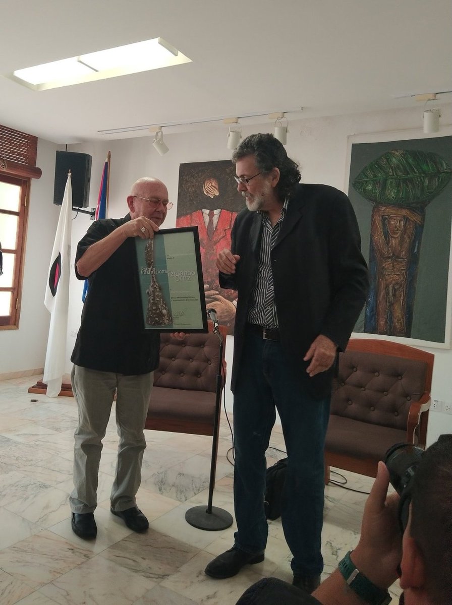 Un fuerte abrazo al querido intelectual cubano <a href="/AbelPrieto11/">Abel Prieto</a>, merecedor del Premio Internacional Fernando Ortiz por la obra de la vida, en reconocimiento a su destacada trayectoria, aportes a la lucha contra la colonización cultural y compromiso con la Patria.