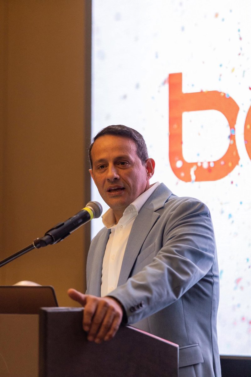 Desde el estado de Florida participando de la Conferencia de Energía Renovable y Ambiente. Allí presenté la Orden Ejecutiva #30 que firmé el pasado mes de enero para mejorar la eficiencia energética en nuestro municipio incorporando luminarias con fuentes de energía renovable en