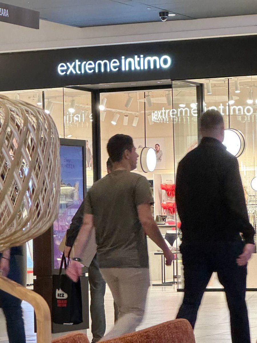 Zašto glavni Ćaci koji želi da uči bleji u Galeriji umesto u šatoru i zašto izgleda kao da ima telohranitelja???!?!?!??!!