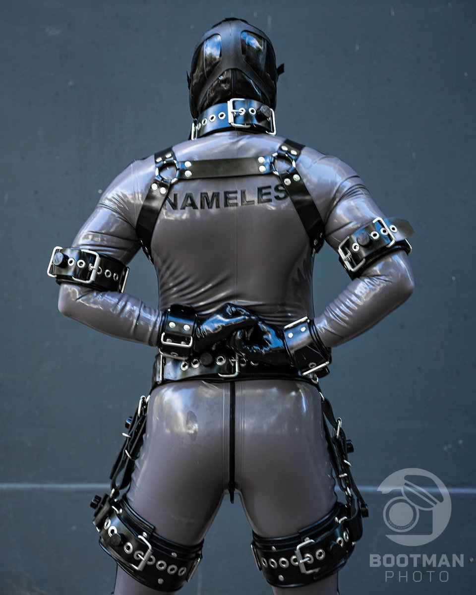 NamelessGimp (@namelessgimp) on Twitter photo Hands where they should be, at attention.
Who’s got the locks?
📷: <a href="/BigRingBootman/">BigRingBootman</a>
Suit: <a href="/invinciblerubbr/">Invincible Rubber</a> Hands where they should be, at attention.
Who’s got the locks?
📷: <a href="/BigRingBootman/">BigRingBootman</a>
Suit: <a href="/invinciblerubbr/">Invincible Rubber</a>