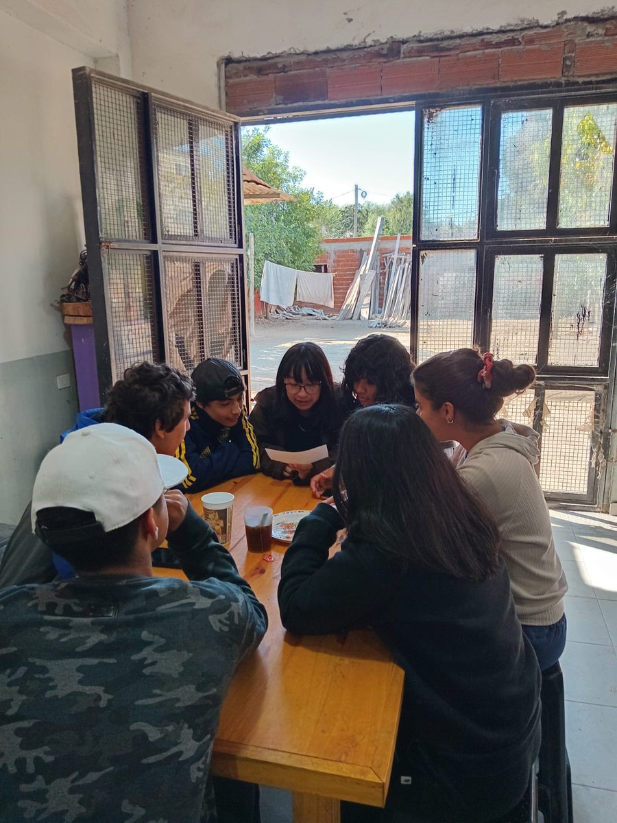 ¿Qué hacemos frente a la discriminación?
Con los adolescentes de Motivarte nos animamos a hablar en serio. Escuchamos testimonios reales, historias de intolerancia que duelen, que incomodan
Porque hablar también es actuar. Y pensar juntos, es el primer paso para transformar