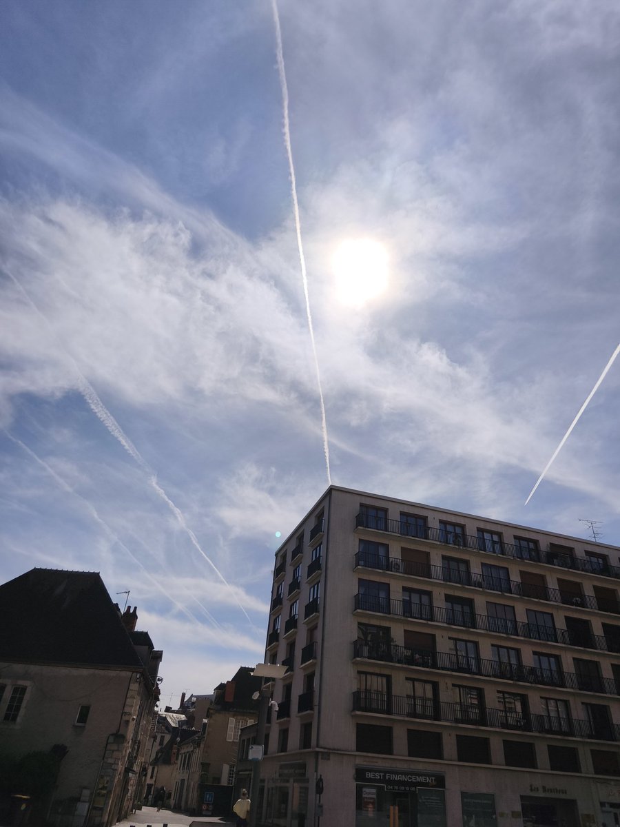 BatriceAlix1's tweet photo. @PhilConte007 Bien sûr les nuages ne traverserons pas la Manche, ne contamineront pas nos terres, n'empêcheront pas les insectes d'éclore par manque de chaleur, les plantes ne se détérioreront pas par manque de lumière. On est tombé sur des #dingues #chemtrails #stop https://t.co/jNILpTzz8Y