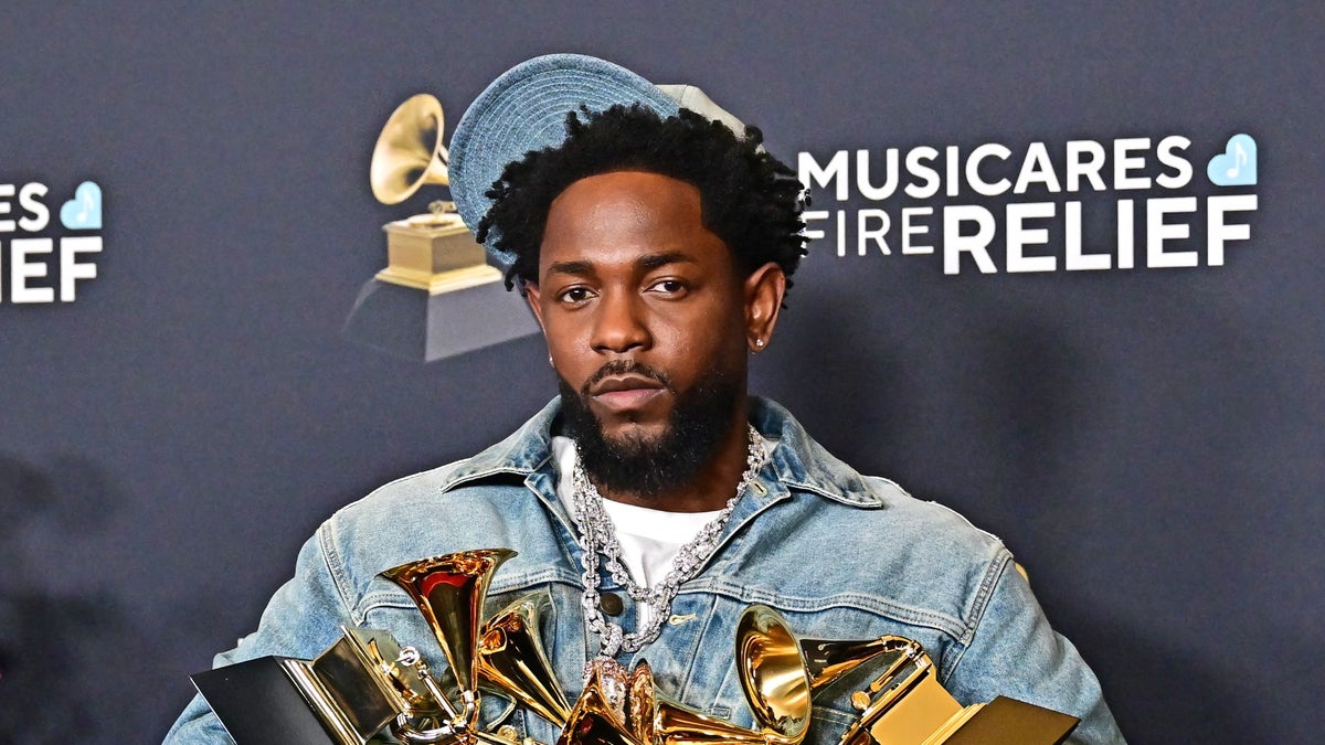 🎤 Kendrick Lamar DOMINATES 2025 AMAs
K.Dot leads the pack with 10 nominations, including Artist of the Year 🔥. He's proving again why he’s a GOAT in the game.
#AMAs #Cupchairs #Kendrick #Artistoftheyear
