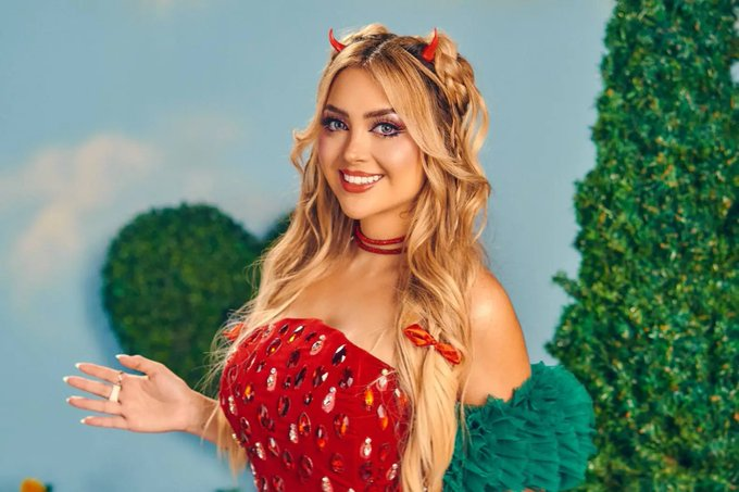 RollingStone's tweet photo. Mexican Streamer @AriGameplays Forays Into Music as Aria Bela

“It was an idea that was replaying in my head ... This is me being loyal to myself as a little girl.”
https://t.co/E0T75QPYjD https://t.co/gVBCrTOL8y
