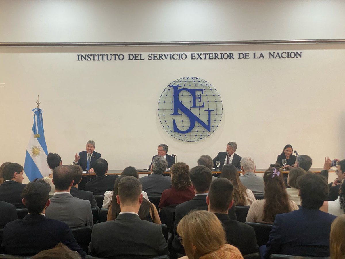Instituto del Servicio Exterior de la Nación 🇦🇷 (@isenarg) on Twitter photo 🗣️En el 1er ciclo de conferencias del año, recibimos al Dr. Manuel Otero, Dir. del Instituto Interamericano de Cooperación para la Agricultura (IICA), quien conversó sobre desarrollo agrícola y seguridad alimentaria.
También participó José Martins, Pte. de la <a href="/Bolsadecereales/">Bolsa de Cereales</a> 🗣️En el 1er ciclo de conferencias del año, recibimos al Dr. Manuel Otero, Dir. del Instituto Interamericano de Cooperación para la Agricultura (IICA), quien conversó sobre desarrollo agrícola y seguridad alimentaria.
También participó José Martins, Pte. de la <a href="/Bolsadecereales/">Bolsa de Cereales</a>