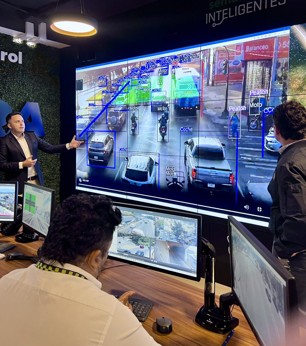 PNUDGuatemala's tweet image. ¡Mejorando la movilidad urbana en la ciudad de 🇬🇹!

Acompañamos al Alcalde @RQuinonezL  @muniguate en una visita al nuevo Centro de Control Integral de Tránsito de los #SemáforosInteligentes, que forma parte del Plan Maestro de Ciudades Inteligentes.

Conoce más ⬇️