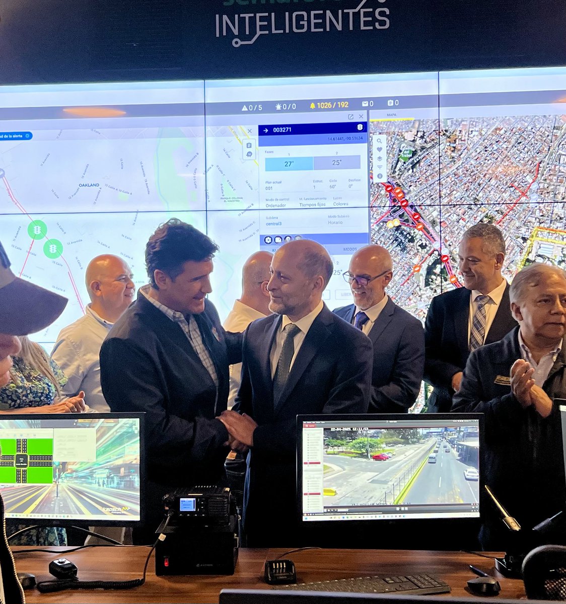 PNUDGuatemala's tweet image. ¡Mejorando la movilidad urbana en la ciudad de 🇬🇹!

Acompañamos al Alcalde @RQuinonezL  @muniguate en una visita al nuevo Centro de Control Integral de Tránsito de los #SemáforosInteligentes, que forma parte del Plan Maestro de Ciudades Inteligentes.

Conoce más ⬇️