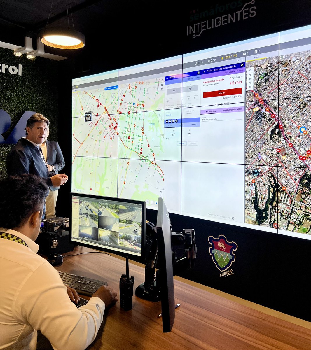 PNUDGuatemala's tweet image. ¡Mejorando la movilidad urbana en la ciudad de 🇬🇹!

Acompañamos al Alcalde @RQuinonezL  @muniguate en una visita al nuevo Centro de Control Integral de Tránsito de los #SemáforosInteligentes, que forma parte del Plan Maestro de Ciudades Inteligentes.

Conoce más ⬇️