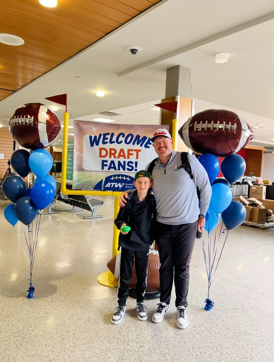 ATWairport's tweet photo. Welcoming football fans to the 2025 Draft! 🏈

#FlyATW #NFLDraft2025 https://t.co/vx8Ekxkl2H