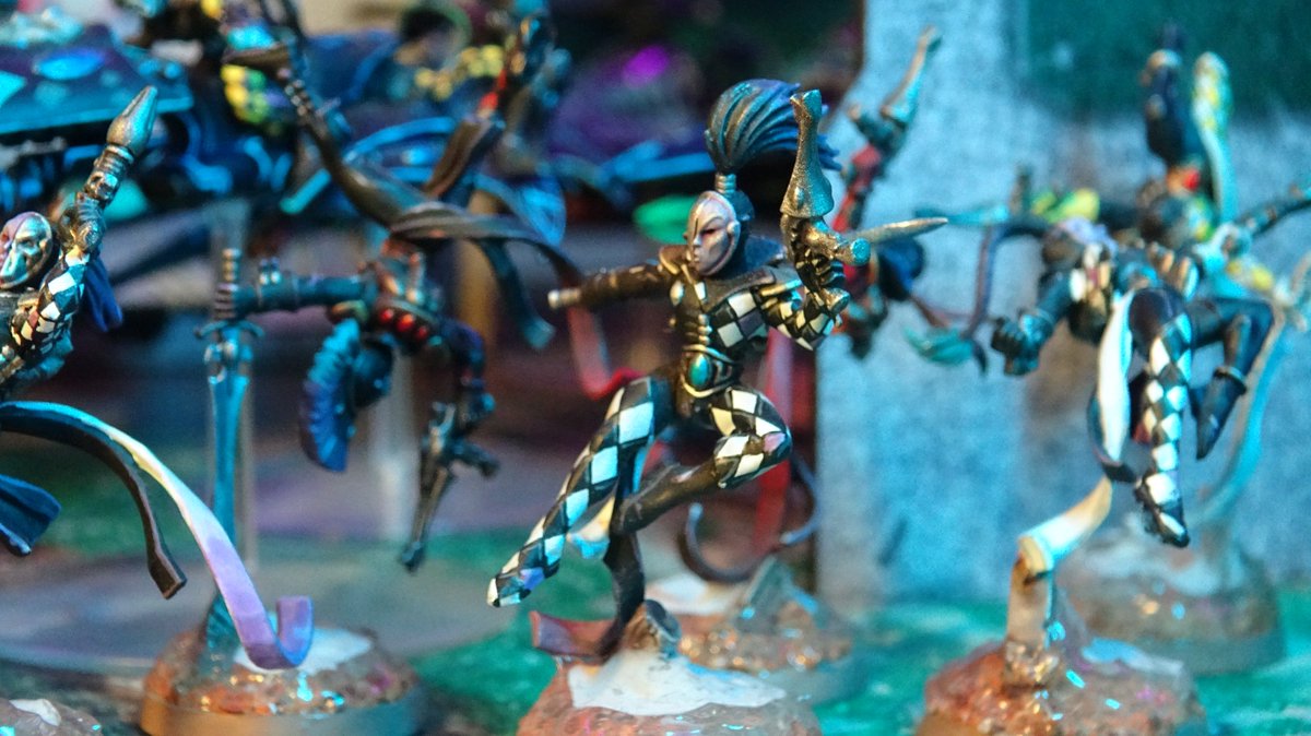 DeepGamesSpain's tweet photo. Nos visita @pmedinamaster con una lista full #Harlequins a tope de locura contra los primos oscuros #Drukhari y NO TE QUIERES PERDER LO QUE HA PASADO. Corre insensato.
#Warhammer40000 #WarhammerCommunity #warhammer #warhammer40k #wargames #gamesworkshop #paintingwarhammer #batrep https://t.co/zIu1LHwmgE