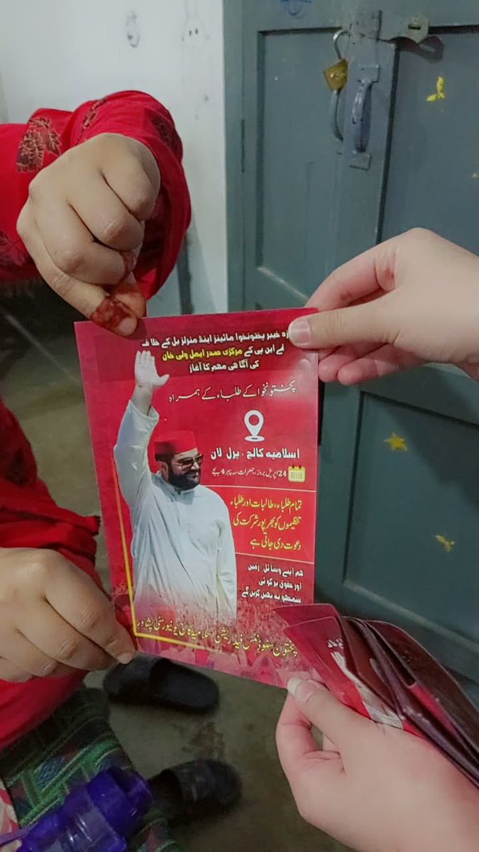 muxt14's tweet photo. پښتون سټوډنټس فېډرېشن اسلامیه کالج پوهنتون پېغلې علينا افغان اؤ ورسره نورو پېغلو پۀ ګرلز هاسټل کښې ډور ټو ډور کمپين اوکړو.

پښتون سټوډنټس فېډرېشن اسلامیه کالج پوهنتون پېښور.
#حقوق_یا_آزادي
#PSFICUP
#LongLivePSF https://t.co/8yqZKxs1pM