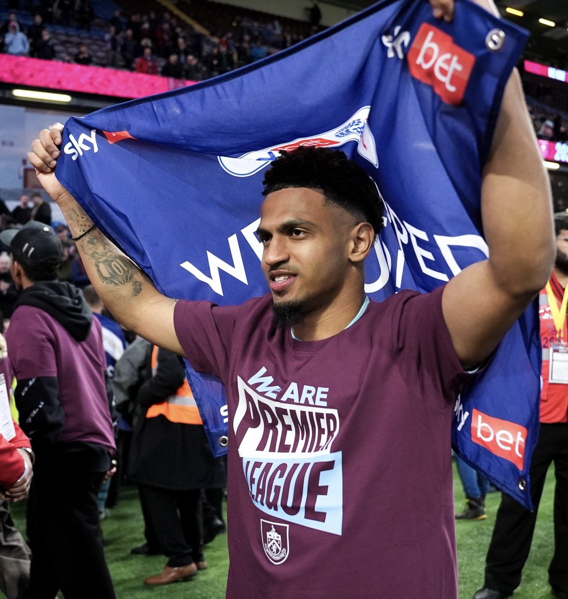 marcusedwards__'s tweet photo. PROMOTION !!!!! Proud Of Everybody !!! Enjoy That Clarets 🔥🔥 https://t.co/3uzkFuLb2H