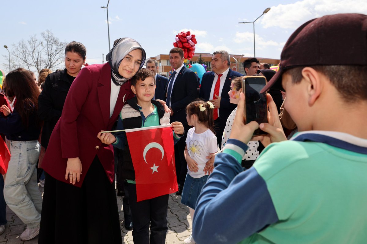 Güldüler, eğlendiler, bayramı doyasıya yaşadılar… 🎊🎉

📌 Valiliğimiz himayelerinde gerçekleştirilen 23 Nisan Çocuk Şenliği’nde, bayram coşkusu doyasıya yaşandı. 🎉

🇹🇷Tüm çocuklarımızın 23 Nisan Ulusal Egemenlik ve Çocuk Bayramı Kutlu Olsun 🇹🇷