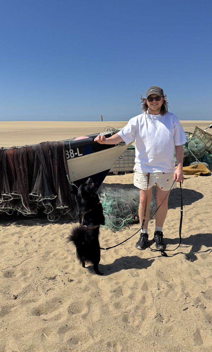 пляшет под мою дудку.