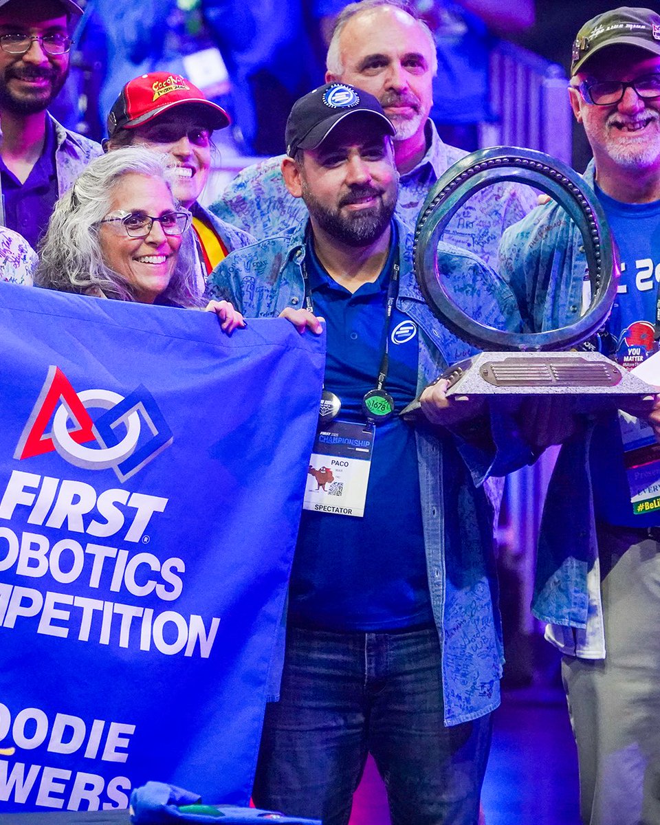 El pasado sábado, Paco Guerra Treviño, Líder Nacional de Robótica PrepaTec, recibió el Woodie Flowers Award en el regional de la FRC. 🏆💙

Este premio reconoce a mentores que inspiran y lideran con ética en el mundo STEM. ¡Felicidades, Paco, por este merecido reconocimiento! 👏