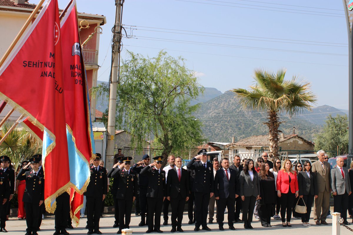 23 Nisan Ulusal Egemenlik ve Çocuk Bayramı kutlama programı çerçevesinde resmi tören düzenlendi.  İlçe Milli Eğitim Müdürümüz Sayın Deniz Çağlayan Atatürk Anıtına çelenk sundu.