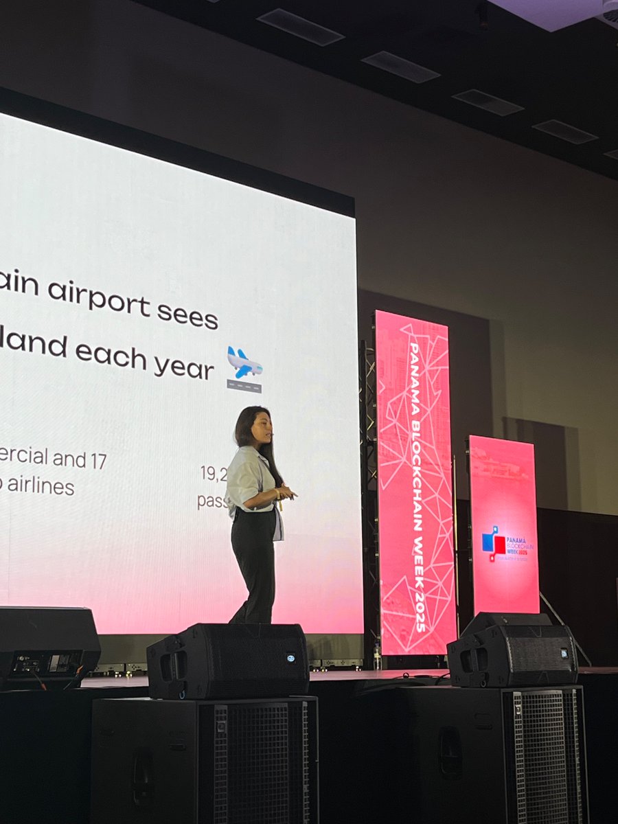PolkadotEspanol's tweet photo. Construye en Web3 desde una perspectiva de Marketing ✨

@IamJulianaC, lider del editorial board de @PolkadotEspanol, estuvo en el main stage de @PBW2025 compartiendo una visión distinta sobre cómo comunicar Web3.

🔍 Además de la tecnología, habló de por qué importa: qué experiencia o beneficio real obtiene el usuario.

Usó una analogía potente: en un vuelo, el interés principal del usuario es llegar al destino. Lo mismo aplica en Web3.

🧩 En ese sentido, destacó que @Polkadot es una plataforma ideal para construir productos centrados en usuarios.

Su diseño técnico permite:

– Interoperabilidad real

– Escalabilidad sin fricción

– Actualizaciones sin disrupciones

– Flexibilidad sin sacrificar confianza

Construimos el motor perfecto para que el usuario pueda realizar sus viajes 🌍