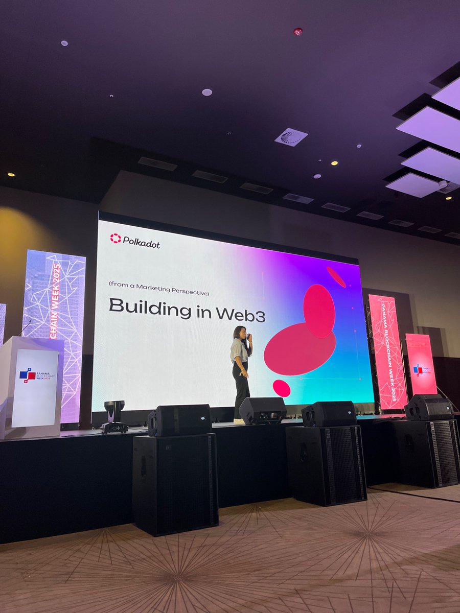 PolkadotEspanol's tweet photo. Construye en Web3 desde una perspectiva de Marketing ✨

@IamJulianaC, lider del editorial board de @PolkadotEspanol, estuvo en el main stage de @PBW2025 compartiendo una visión distinta sobre cómo comunicar Web3.

🔍 Además de la tecnología, habló de por qué importa: qué experiencia o beneficio real obtiene el usuario.

Usó una analogía potente: en un vuelo, el interés principal del usuario es llegar al destino. Lo mismo aplica en Web3.

🧩 En ese sentido, destacó que @Polkadot es una plataforma ideal para construir productos centrados en usuarios.

Su diseño técnico permite:

– Interoperabilidad real

– Escalabilidad sin fricción

– Actualizaciones sin disrupciones

– Flexibilidad sin sacrificar confianza

Construimos el motor perfecto para que el usuario pueda realizar sus viajes 🌍
