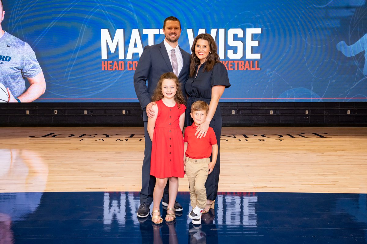 SamfordWBB's tweet photo. Official Portraits❤️ @CoachMattWise 

#AllForSAMford https://t.co/RYXevz5gns