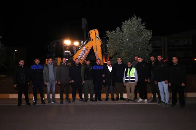 Şovla değil, işin kendisiyle öne çıkan bir anlayış…
Reyhanlı’da gece sessizce yürütülen çalışmalar, sabah sokaklara huzur olarak yansıyor.
İşte gerçek belediyecilik budur.