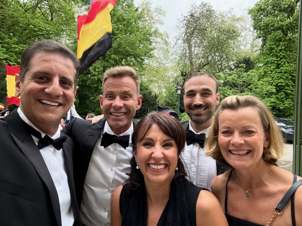 drdavidbull's tweet photo. Two very successful and interesting ‘as live’ shows for @euforea with experts from around the world completed . Now off to host a black tie dinner with the great and the good of Belgium and the global medical community . Surrounded by European Royals #typicalwednesday https://t.co/b4f6kD4lzq
