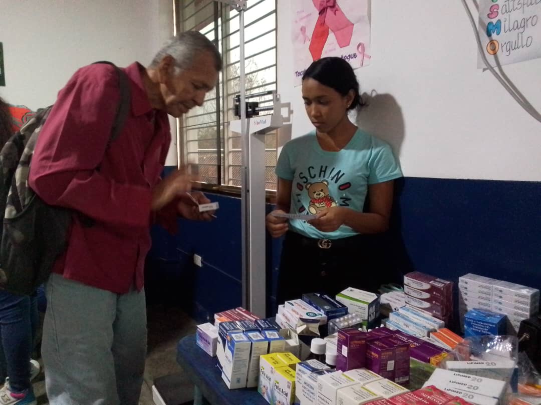 Jornada de Salud Comunitaria en Las Adjuntas sector I, junto a la Dirección de Salud Municipal y el ASIC Santa Lucia. Allí se brindo atención en medicina general, lactantes, discapacidad, neonatal, vacunación, peso y talla, y servicio de farmacia 💊💉👨🏻‍⚕️🩻⚕️