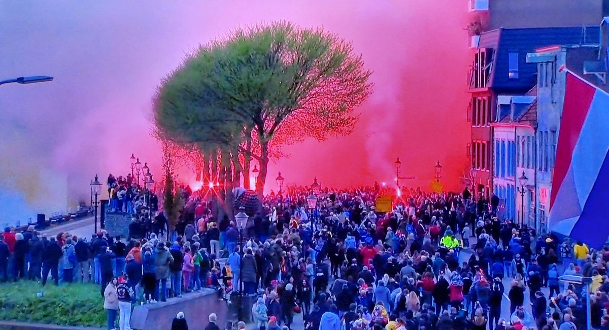 GAE_TillIDie's tweet photo. Hier kan Amsterdam, Rotterdam en Eindhoven niet tegenop. Ongekend zulke huldigingen in Nederland. Zuid Europese taferelen in #Deventer
@gaeagles @EuropaLeague #knvbbeker https://t.co/LtbntJPmqp